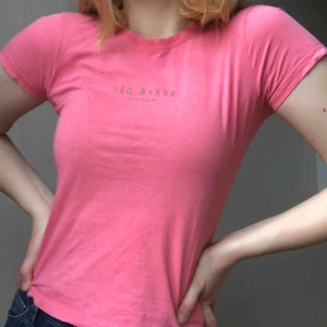  - Kortare tröja från Ted baker som är perfekt när det blir lite varmare. Passar perfekt med svarta eller ljusblåa jeans/kjol. Loggan är reflex. Köparen står för frakt men jag kan mötas upp i centrala Stockholm 💕