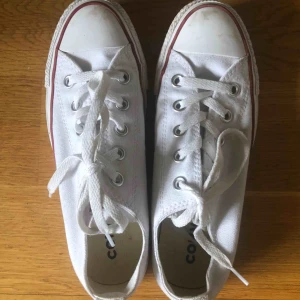  - Converse, vita stl 36,5 Mycket bra skick, endast använda ett fåtal gånger.
