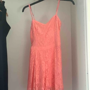  - Jättefin klänning från Hollister som är använd ett fåtal gånger