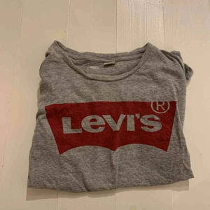 - En Levis T-shirt i riktigt bra skick! Använd ett fåtal gånger, frakt på 40 kr tillkommer💕