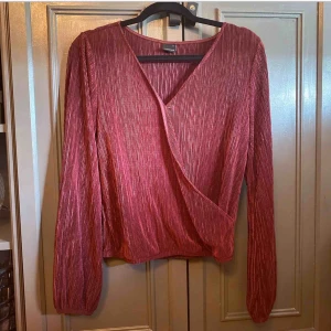  - 🌿Måste nu, pga platsbrist, sälja en stor del jättefina kläder, väskor och skor. Bra pris och mycket är i nyskick*  🌿Skickas billigt över hela Sverige (ca 18-36kr frakt) eller lämnas över i centrala Göteborg      