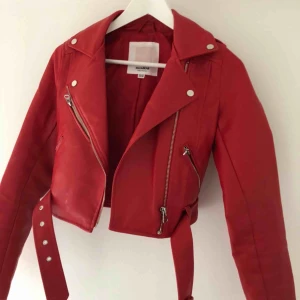 - En röd nästintill oanvänd skinnjacka i stl xs.