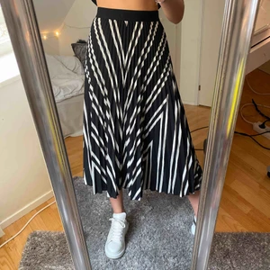  - Jättefin midikjol, frakt ingår. 