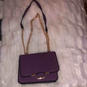  - En superfin liten lila väska från scorett. Har använts en gång. Fin till festligheter och sommaren.  Kontakta mig för mer info! :) 