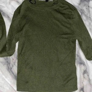  - Super snygg stickad/ribbad tröja, var en av mina favoriter tills jag inte kunde ha på mig längre 