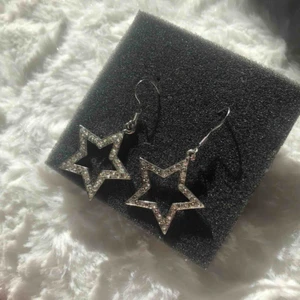  - Hej! Säljer mina egna hemma gjorda örhängen! Jättefina moderna örhängen som passé till allt. Vet inte vilket material krokarna är så rekommenderar för dig som tål allt!☺️☺️