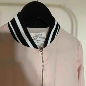  - Kort tunn jacka från Bershka. Aldrig använd. Frakt ingår i priset ❤️