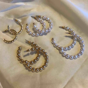  - Örhängen med pärlor från Nelly. 20kr styck eller alla för 60! Frakt mellan 11-22kr tillkommer beroende på vikt. Rabatt vid köp av fler, vilket kan kombineras med smycken från andra annonser på min sida!