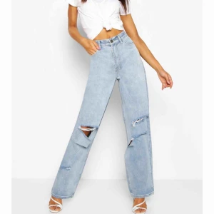  - Oanvända jeans från boohoo(testade). Tvättade en gång så prislappen är inte kvar. Säljer pågrund av att jag beställde fel storlek. Sitter som en 40. Fler bilder finns. Kan mötas upp i Stockholm eller skicka på posten(köparen står för frakt)