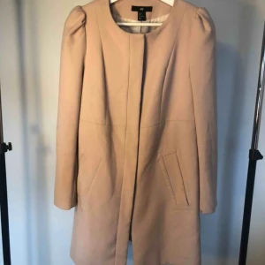  - Rosa vårkappa! Pytteliten fläck på vänster ärmkant. Syns inte om man inte tittar noga 🌸