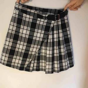  - Rutig kjol från Gina! Sparsamt använd