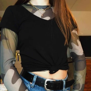 Camoflauge tröja - Snygg meshtröja med komouflagemönster från Monki.  Frakt tillkommer