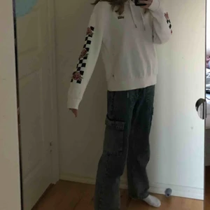  - As najs vans hoodie, har en liten sminkfläck på ärm mudden men den syns typ inte :) frakten ingår i priset!