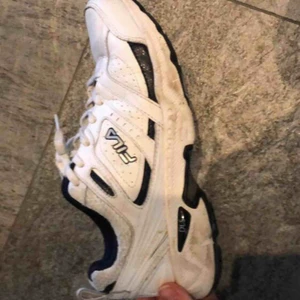  - Ett par vita vintage skor från fila. Använda men i bra skick