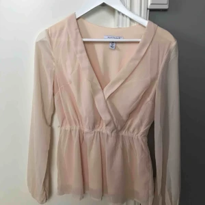  - En så himla fin beige blus, verkligen en favorit i garderoben men använder typ aldrig, använd kanske 2-3 gånger. Kommer ett band till man kan knyta runt om man vill! Köpare står för frakten 🥰