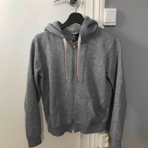  - Jätteskön och snygg hoodie från H&M. Köpare står för frakt 🥰