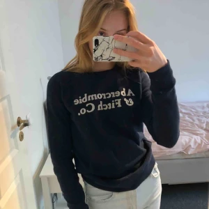 Abercrombie sweatshirt - Marinblå långärmad tröja från abercrombie & fitch. Köptes i New York, därför står det new york på armen. Använd men bra skick! Nypris minst 500kr