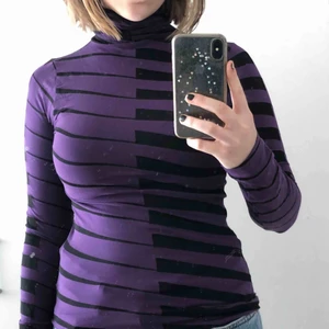  - Köpt second hand men inte använd särskilt mycket pga storleken💖9/10 för att vara second hand sen innan 💖 Storlek okänd men skulle gissa på S. (För liten för mig som vanligtvis har M i liknande tröjor) 