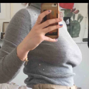  - Superfin ribbad grå polo som passar med exakt allting! 