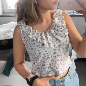  - Jättesöt linne från mango som köptes förra sommaren, har tyvärr inte kommit till användning:( hoppas därför att någon annan kan få användning av den!!! Absolut inga fel på den, har rensat min garderob och vill få bort det som inte behövs snabbt!🧡