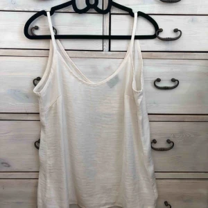 - Cremevitt linne med lyster från Vila, storlek S. I mycket gott skick! Priset är inkl frakt. Kan hämtas i Uppsala. 