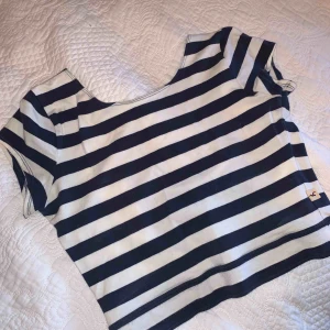  - Säljer denna söta topp från Hollister!💎🦋 endast använd två gånger 