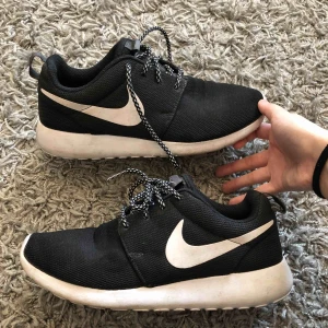  - Fina sneakers från Nike, bra skick knappt använda. Finns två fläckar (se bild 2 och 3) som säkert går bort om man försöker, därav priset. Storlek 38. 190 kr + frakt