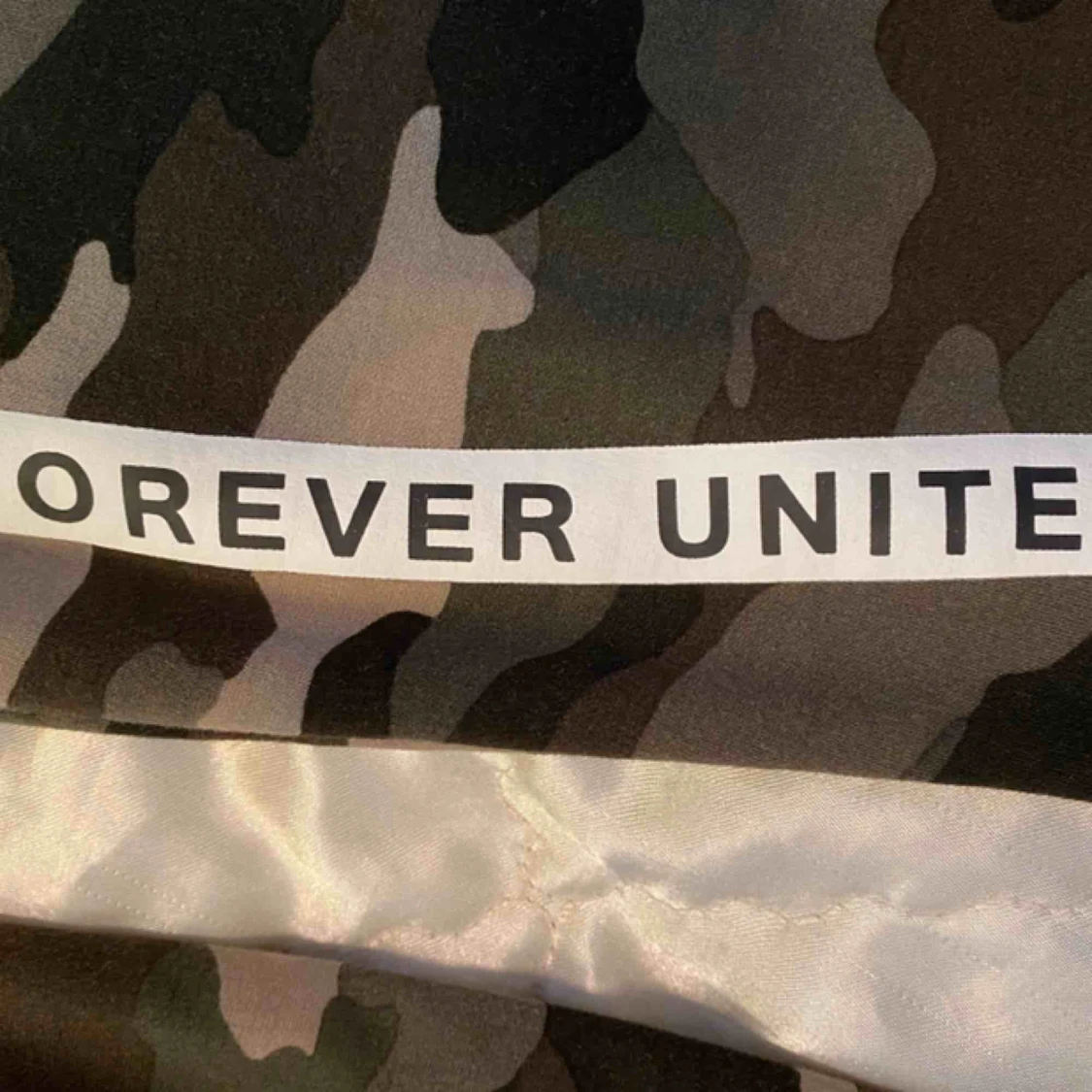 Klänning med detaljer - 91