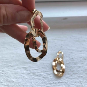  - Guldiga örhängen. Betalning via swish. Kan mötas upp i trelleborg, malmö eller lund alternativt fraktas vilket köparen står för. 