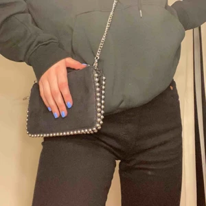  - Fin axelbands väska från zara med nitar på! Nypris 250kr. Nästintill oanvänd och frakt ligger på 50kr🥰