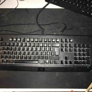  - Säljer mitt mekaniska tangentbord för att jag har ett nytt. Tangentbordet klickar när man trycker ner en tangent. Tangentbordet kan lysa i vilken färg du vill och har massa lägen som man kan ställa in den på