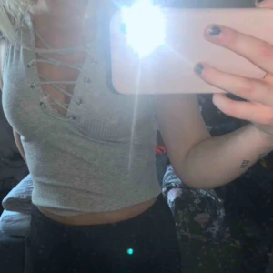  - denna tröja är knappt använd, den är ganska stretching så skulle passa S med!