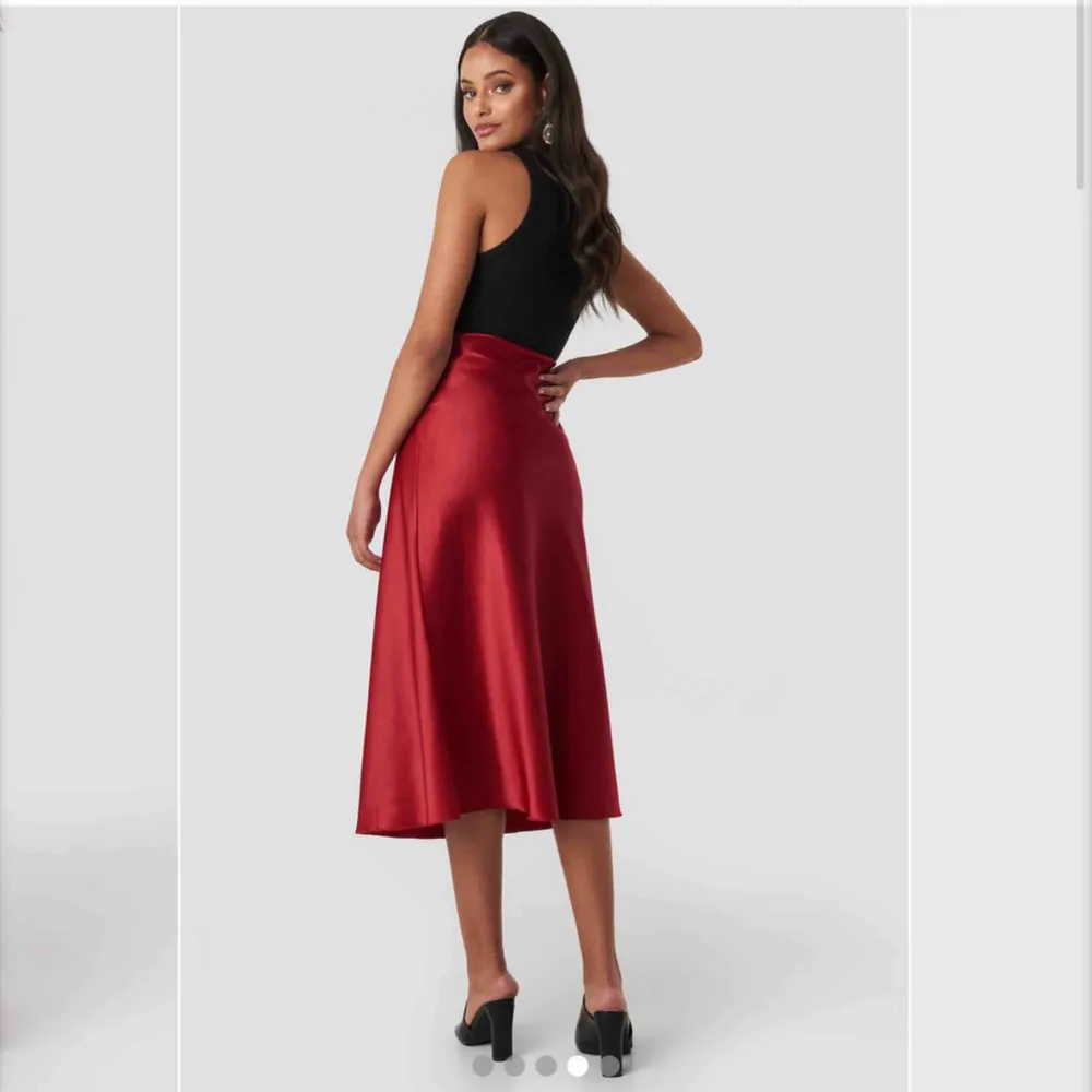 En super fin röd kjol från NA-KD i strl. Xs Tyvärr aldrig kommit till användning:(( Köpt förra sommaren för 299kr. Mycket rödare i verkligheten än dem visar på hemsidan. Betalning sker via  swish, kjolen fraktas och frakten ingår i priset!. Kjolar.