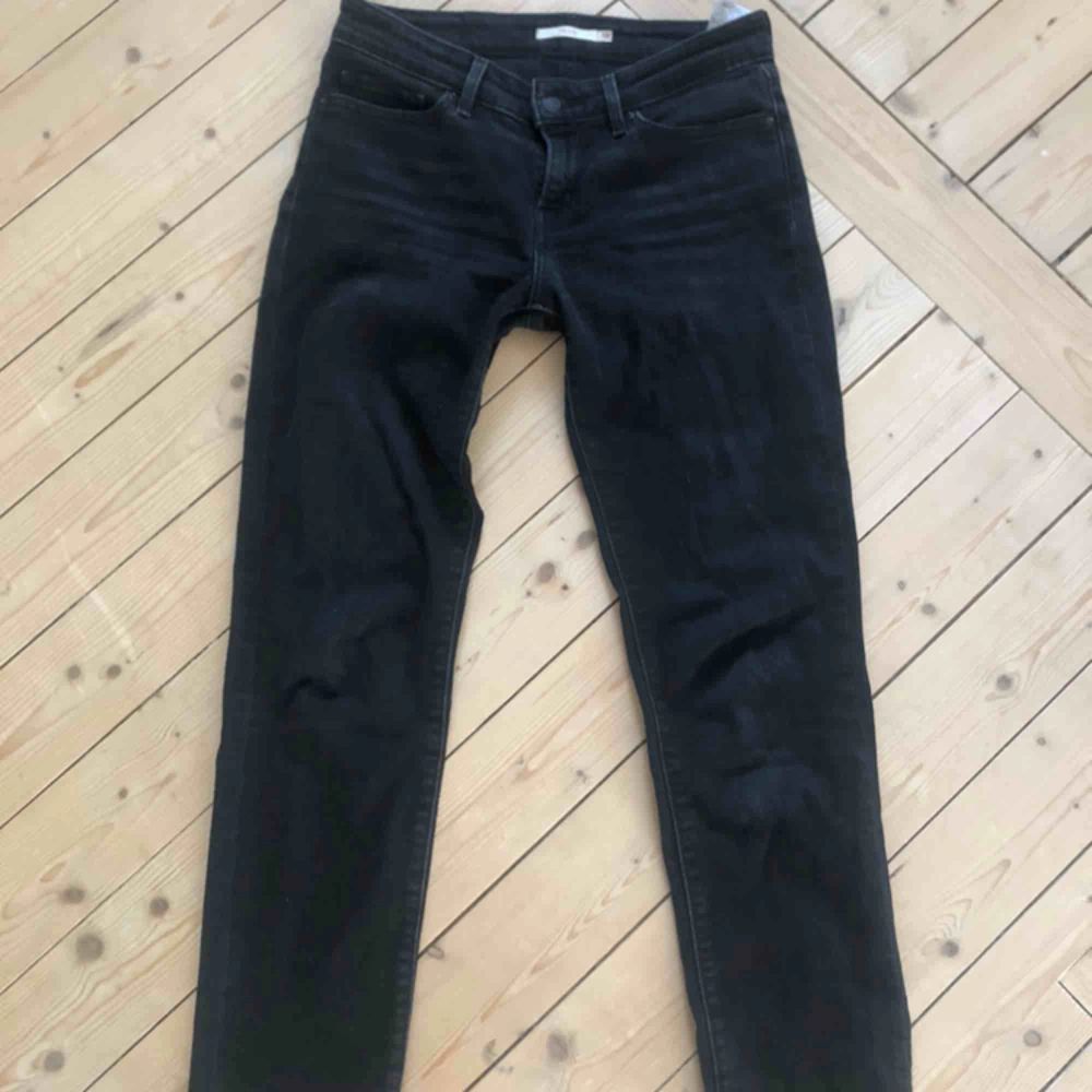 Levis 712 jeans med ganska låg midja (står medelhög midja på hemsidan men tycker den är rätt låg) i bra skick!! NYPRIS 995 KR! Säljer pga för små . Jeans & Byxor.