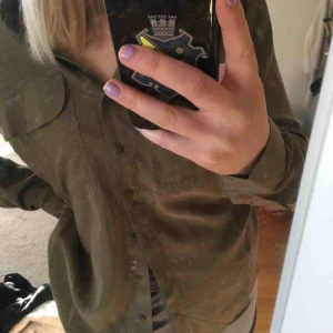  - Grön blus/skjorta från lager 157. Använd 1 gång. Säljer för 70 kronor + frakt.
