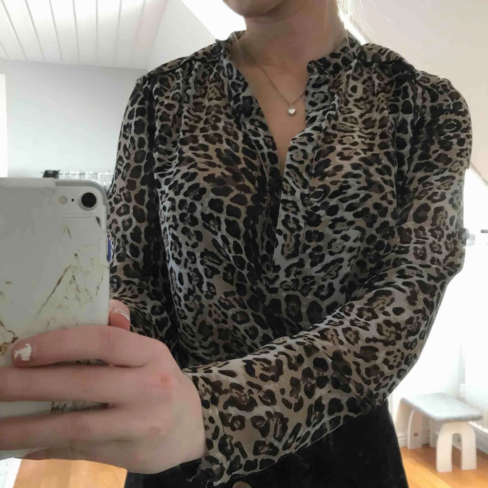 Leopardmönstrad ”skjorta”.. Blusar.