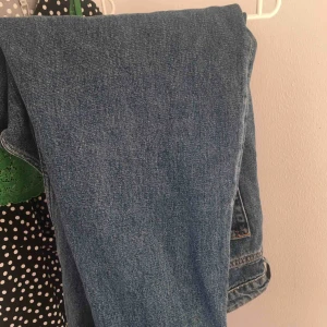  - LASH-jeans från Weekday, endast använd fåtal gånger pga för stora. Brukar ha 28 i jeans så skulle tro att dessa passar den som brukar ha 29-31 i jeans Frakt tillkommer💚