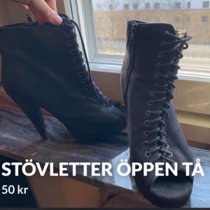  - Stövletter med öppen tå i sammet material, storlek 38. Har små defekt som man knappt tänker på. 