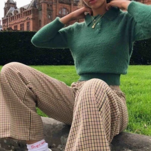  - Udda fluffig piké från zara, skitcool till vita jeans och väldigt bra skick! Passar XS-M<3