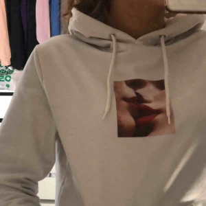  - Säljer denna super fina hoodie då den inte kommit till användning, köpt på carlings för 500kr. Den är i stl xs men skulle säga att den passar på S. Köparen står för frakten💖💖