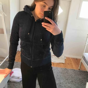  - Marinblå mjukis kofta från Cubus. Minimalt använd så fint skick. Säljer för att den inte används:(  Köparen står för frakten