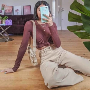  - Säljer mina beiga yoko jeans eftersom de aldrig kommer till användning. Köpte de i för stor storlek... men om man är som mig i kroppen (stor rumpa och mindre midja) så funkar dessa (höga i midjan) +endast testade🥰