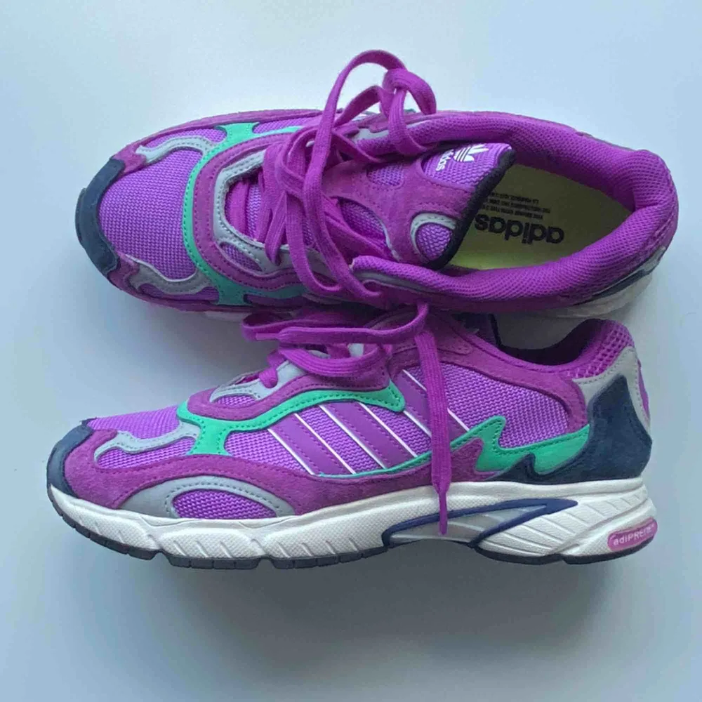 Adidas Temper Run Skor!  Ny pris 1 300kr använda en gång nästan helt nya!! Kontakta för fler frågor:) . Skor.