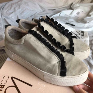  - Fina sneakers från K cobler. köpta här på plick, dock aldrig använda av mig. Passar 39 också. 500 kr + frakt