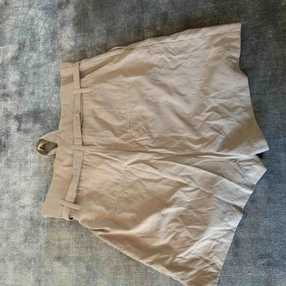 Beiga knytshorts🌟 Paperbag modell, går att justera i midjan med bandet. Skrynkliga på bild då de legat undanvikta. . Shorts.