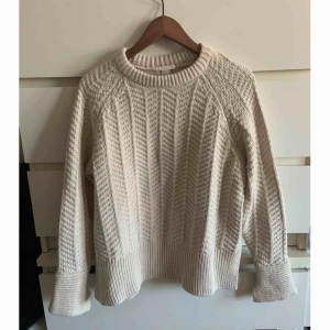  - Beige stickad tröja som passar till allt 🌟