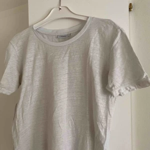  - Superskön t-shirt i 100% linne från J Lindeberg. Aldrig använd. 