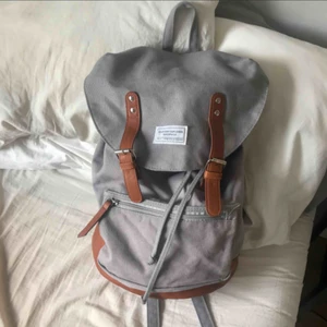  - Klassisk ryggsäck i nyskick, rymlig🦋 ( det är fel på min kamera, väskan har inte rosa fläckar ) 