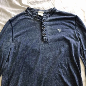  - Tunn lång t-shirt från abercrombie and fitch i storlek small 