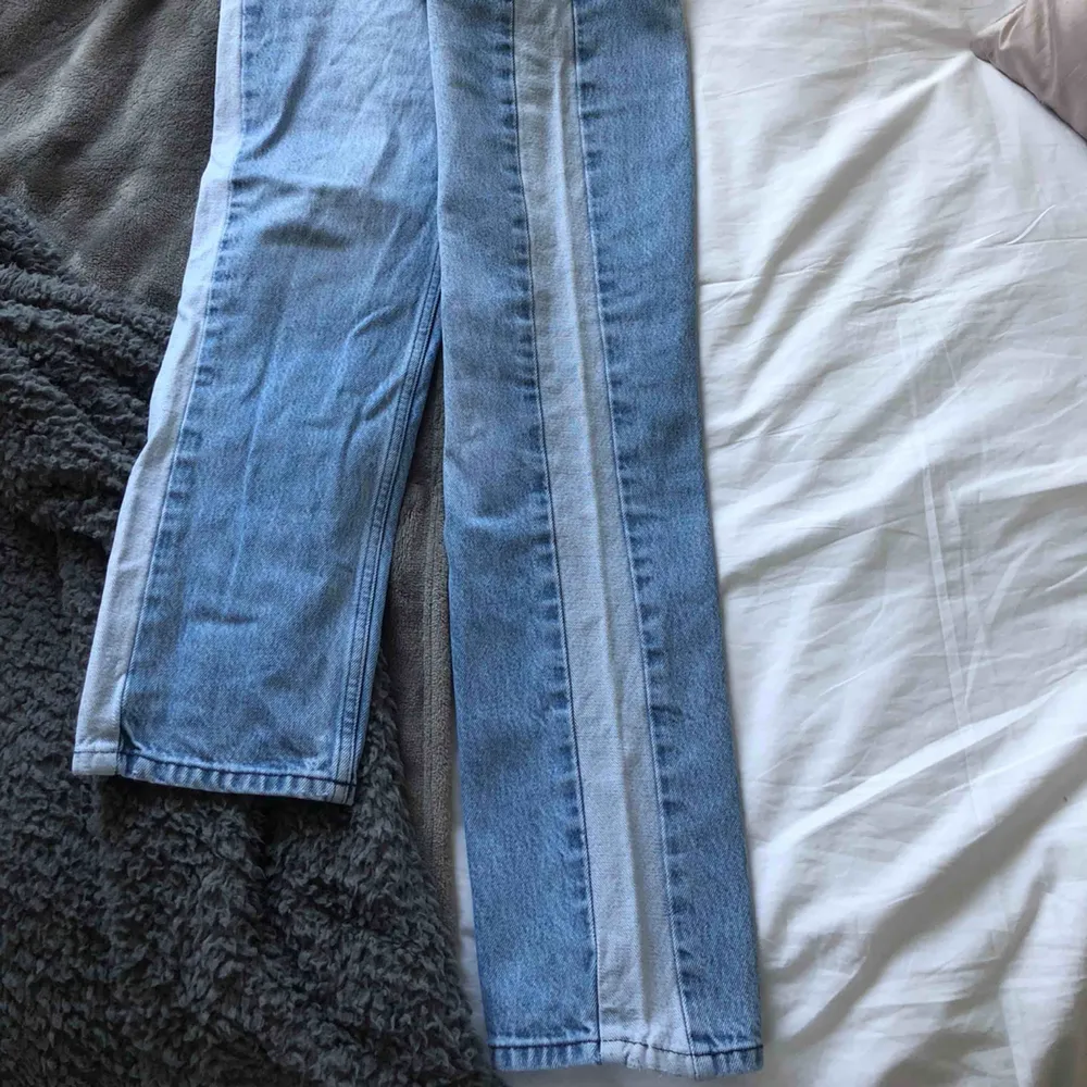 Blåa mom-jeans från nakd med en ljusare blå jeansdetalj på sidorna av benen. Väldigt bra skick, strl 38/M, köparen står för frakt💞. Jeans & Byxor.